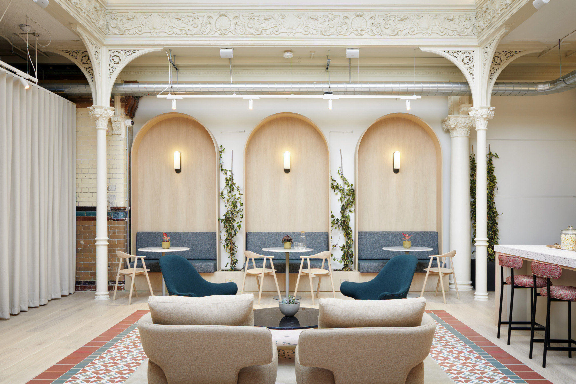 Seating alcoves within the co-working space at Fora Greencoat Place, designed by Modus. The design highlights the building’s historical features while offering private spaces for focused work or meetings.