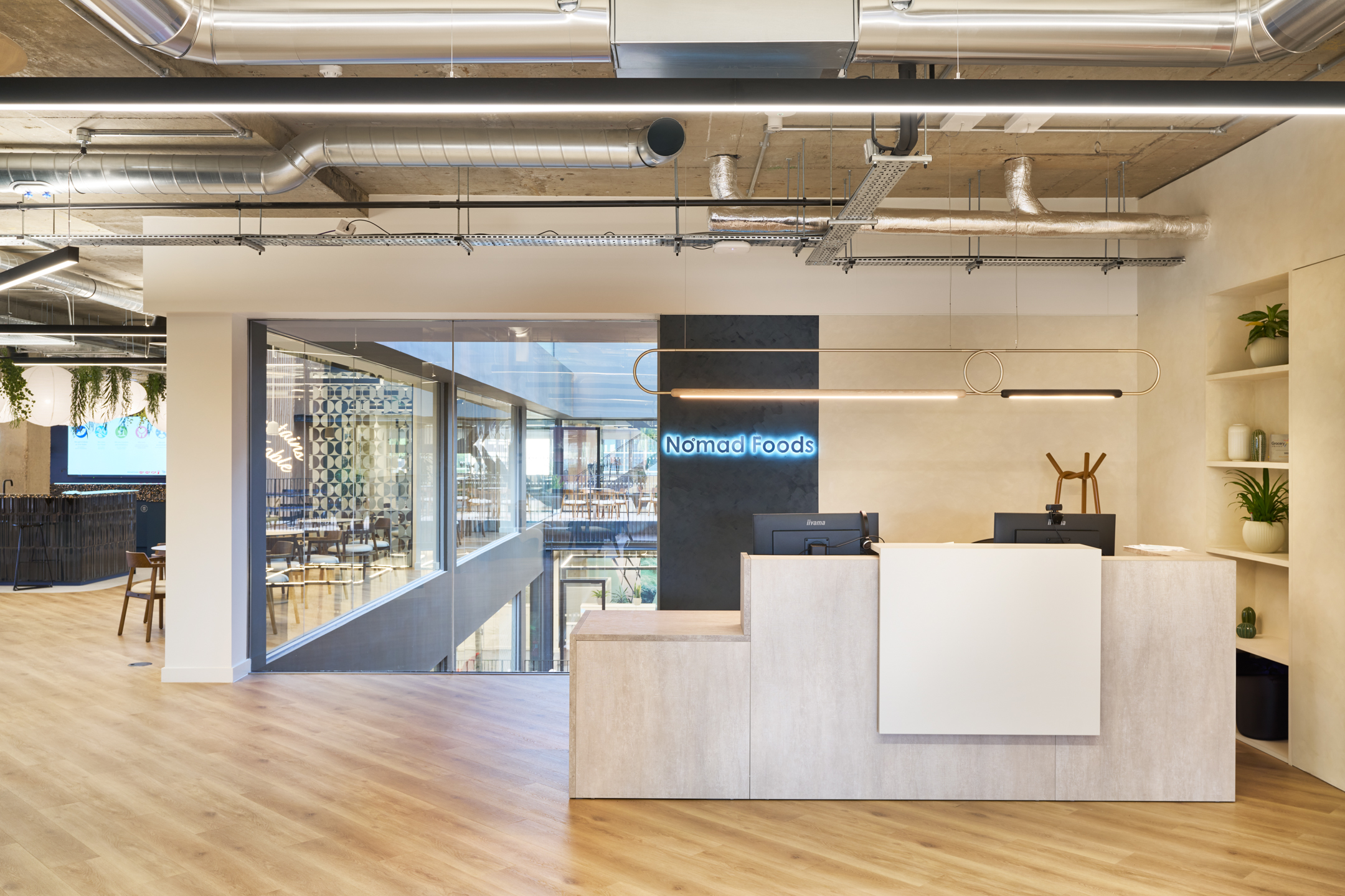 The Nomad Foods reception area is a bright and welcoming space with a minimalist design that reflects the brand’s innovative approach to the food industry. Modus Workspace’s creative touch enhances the space.