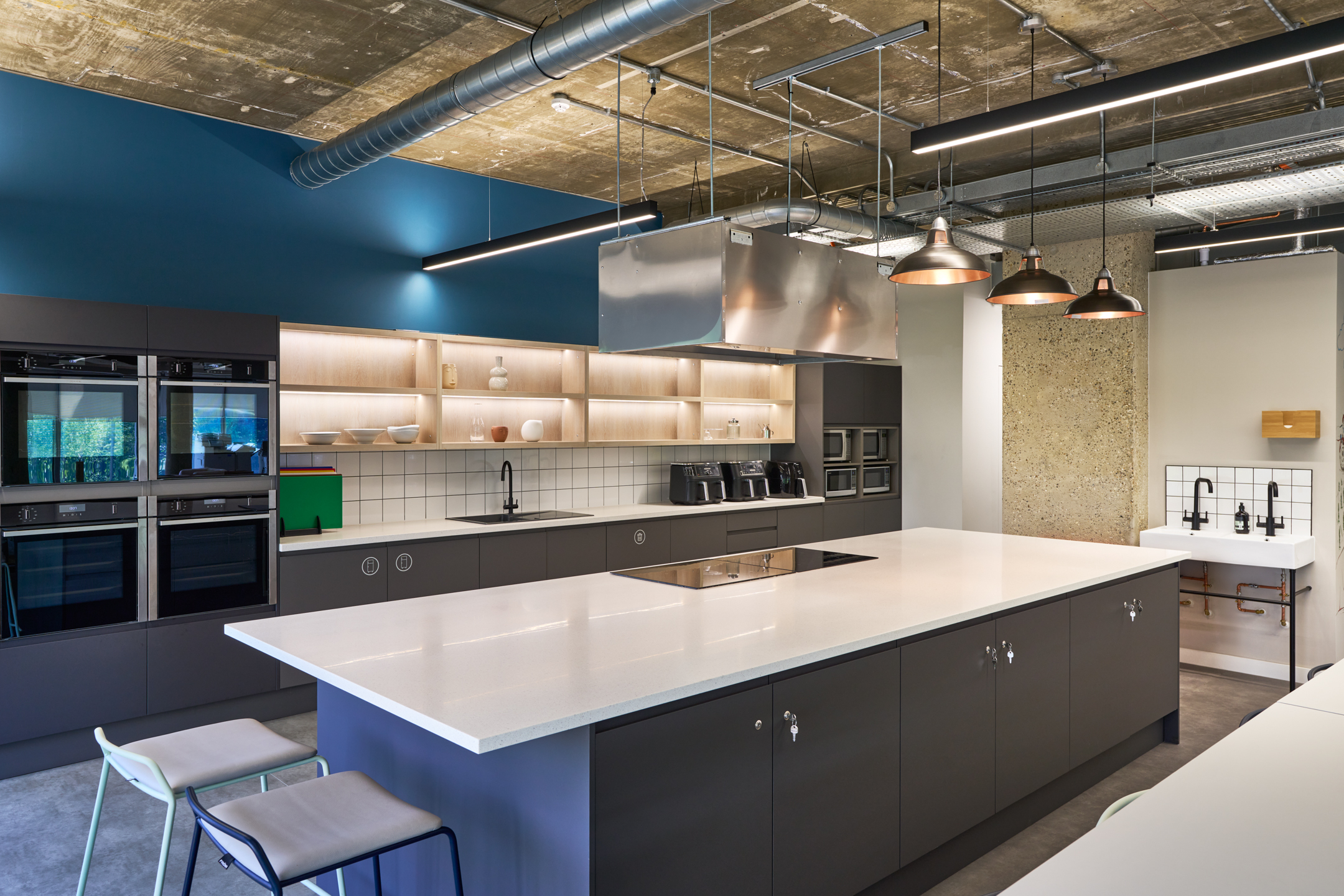 The chef’s kitchen at Nomad Foods, equipped with state-of-the-art appliances, offers employees a top-tier culinary space, reflecting the company’s commitment to excellence with the help of Modus Workspace’s innovative design solutions.