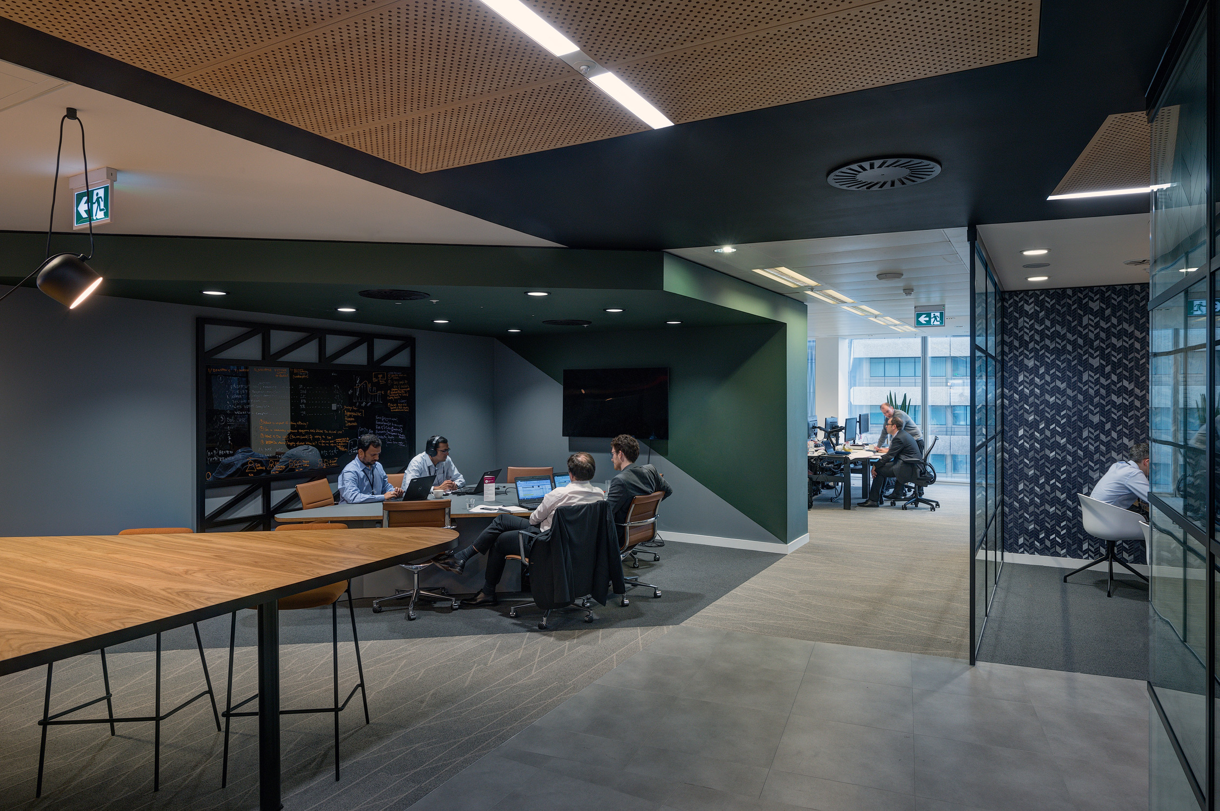 A breakout space in MITIE’s Shard office, combining comfort and functionality. The area offers employees a casual environment for brainstorming and discussions.