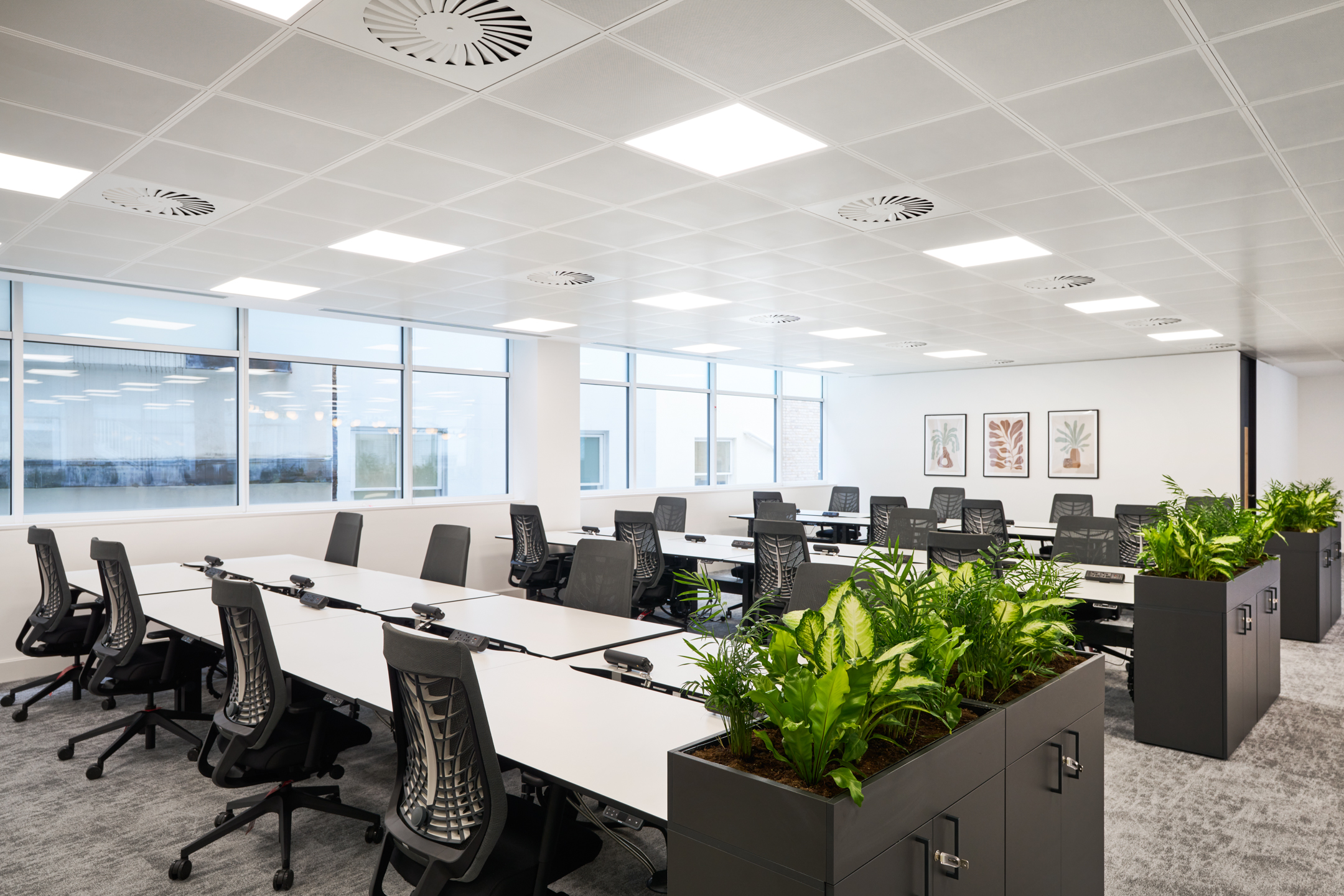 Open Plan Office at 7 Bishopgate LVL 4 With Biophilic Plants, and White Desks