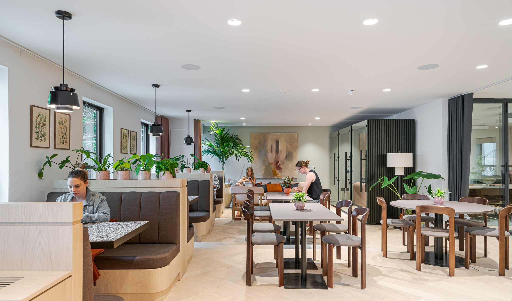 Social space in the reception at Bloomsbury House with mixed seating, biophilic details, and natural textures.